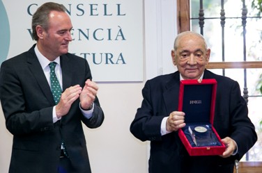 En sus 38 años de historia, la Fundación Ramón Areces ha financiado proyectos que requieren importantes esfuerzos de investigación básica: en Farmacología, Biomedicina, Bioquímica y Física, entre otras disciplinas y, en los últimos años, presta especial atención a las investigaciones sobre enfermedades raras. En la imagen, Isidoro Álvarez junto a Alberto Fabra.