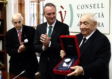 En la foto, Isidoro Álvarez recogiendo el galardón. En su discurso de agradecimiento señaló que la Fundación Ramón Areces está comprometida con la ciencia desde su creación en 1976.