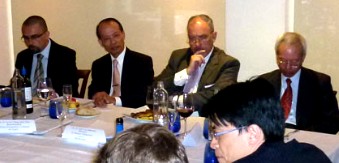 De izquierda a derecha, Mario Esteban, profesor especialista en Asia Oriental adscrito al CEAO, el Exmo. Sr. D. Javier Ching-shan Hou, embajador de Taiwán en España, José Luis Barceló como moderador del acto, y Marcos Chan, jefe de la división de información de la Oficina de Taipei en España.