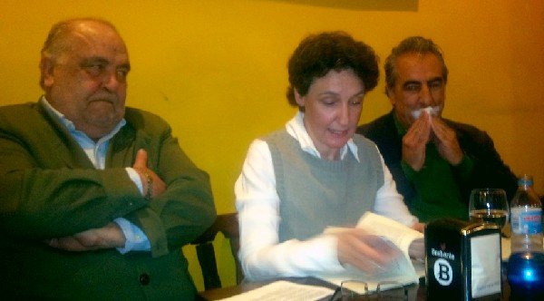 En la foto, Beatriz Gimeno, a su derecha, el editor, Javier Gl (Izana Editores), y a la izquierda de la autora, el crítico Ángel Rupérez durante la presentación.
