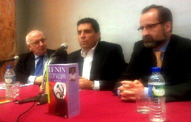 De izquierda a derecha, Javier Zarzalejos (FAES), Mauricio Rojas y Gonzao Sichar (Ed. SEPHA). (Foto: El Mundo Financiero)
