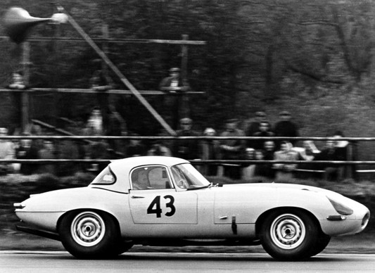 El Jaguar E-Type `Lightweight´ representa además muchos grandes hitos de la historia del automovilismo.