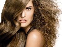Consejos para proteger tu cabello durante los meses de verano por Aquarela Peluqueros