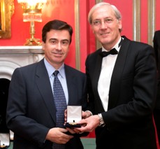 A la izquierda, el Dr. estomatólogo Julio MOreno Alemñan, recoge el premio de la mano de José Luis Salaverría.