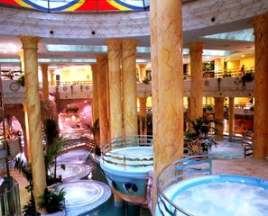 El Balneario es el mayor de agua salada de Europa y cuenta con un centro especializado de tratamiento de salud y belleza de altísima calidad, que dispone de quelación y cámara hiperbárica.