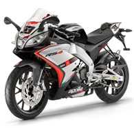 Aprilia ofrece a los más jóvenes dos motos de máximas prestaciones, “casi de carreras”