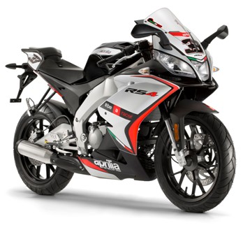 Aprilia ofrece a los más jóvenes dos motos de máximas prestaciones, “casi de carreras”
