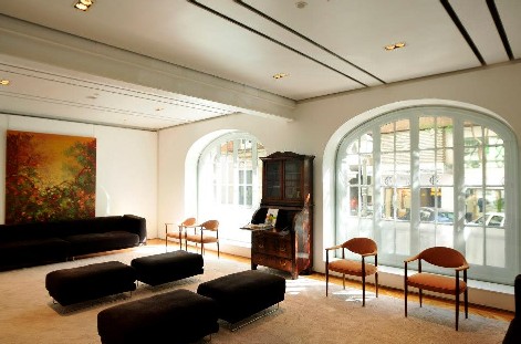 Blanqueamiento dental con luz y láminas de porcelana, los métodos más eficaces para conseguir una sonrisa de anuncio