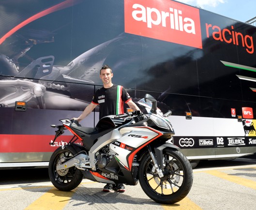 Aprilia ofrece a los más jóvenes dos motos de máximas prestaciones, “casi de carreras”