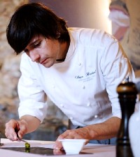 El cocinero Sergio Bastard pone a punto una de sus creaciones en La Casona del Judío.