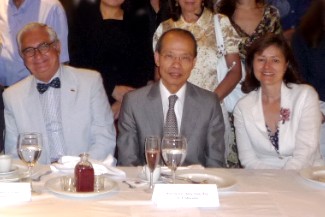 En el centro, el Exmo. Sr. Embajador de Taiwán Don Javier Ching-shan Hou, flanqueado por el Diputado Antonio Gutiérrez Molina y por Taciana Fisac, Directora del Centro de Estudios de Asia Oriental de UAM.