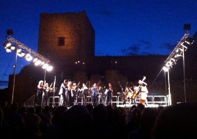 En el marco incomparable de la explanada del castillo de Pedraza (Segovia), tienen lugar los Conciertos de las Velas que han alcanzado ya su XXIII Edición con una organización brillantísima. (Foto: Gonzalo Barceló)