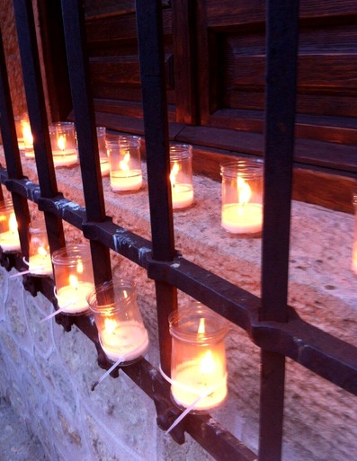 Calles y edificios se engalanan con velas que se encienden al caer la noche, ofreciendo un espectáculo de magia que realza la belleza natural de la propia Villa de Pedraza. (Foto: Gonzalo Barceló)