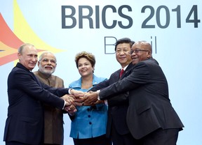 En la foto, Xi Jinping junto a los líderes de India, Rusia, Brasil y Sudáfrica, que representan las potencias emergentes más grandes en población y crecimiento. (Foto: Agencia Xinhua)