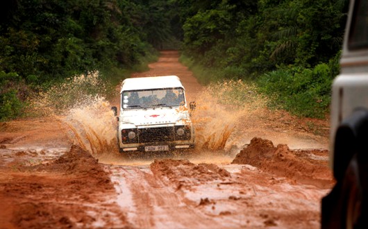 La dureza de los vehículos Land Rover siempre ha estado ligada a las actividades eficaces de socorro y emergencias.