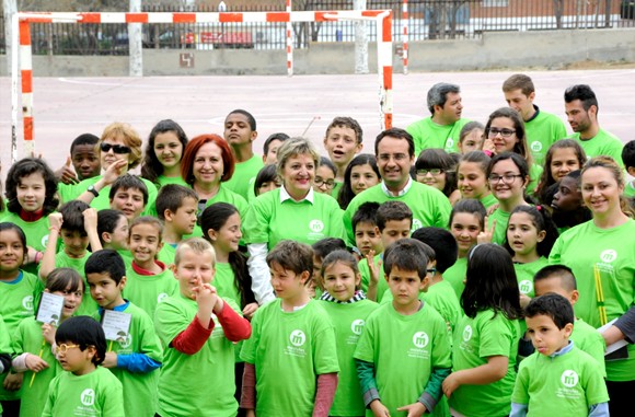 Daniel Ortiz con los alumnos de los colegios, durante la celebración del Día del Árbol. Para el alcalde, la implicación ciudadana es fundamental para el Gobierno de Móstoles.