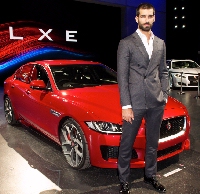 En la foto de la velada, Rubén Cortada junto al nuevo Jaguar XE.