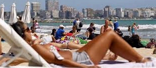 España logra un nuevo récord de turistas hasta los 45,4 millones en lo que va de año