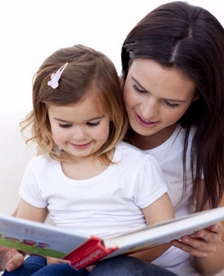 Según los últimos estudios, el perfil del lector es una mujer joven y urbana, con estudios universitarios.