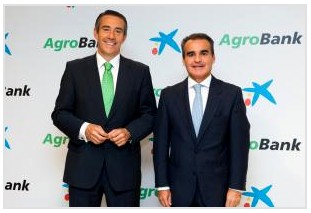 El director general de CaixaBank Juan Antonio Alcaraz (izda) y el director territorial de CaixaBank en Andalucía Occidental, Rafael Herrador.