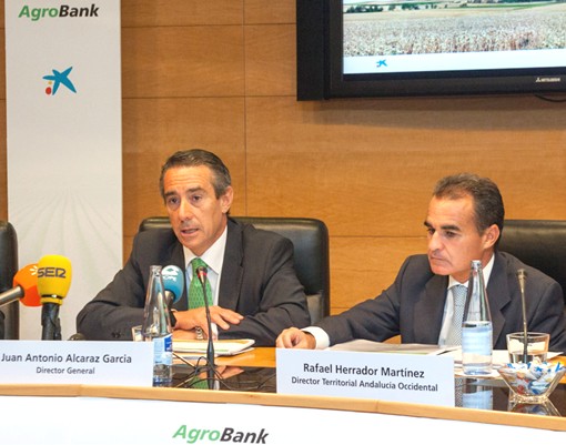 Juan Antonio Alcaraz y Rafael Herrador, durante la presentación de AgroBank en en Sevilla.