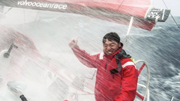 Seis navegantes chinos participan en la regata más extrema del mundo