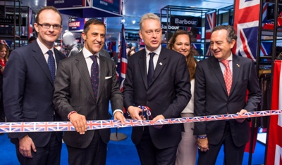 El Embajador británico, Simon Manley; el CEO de UK Trade and Investment, Dominic Jermey; y el Director de Relaciones Externas de El Corte Inglés, Diego Copado, durante el acto de presentación de la campaña ‘Shopping is GREAT Britain’ en el centro de Castellana.