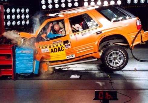 Los impactos frontales son los que más muertes causan al año por accidentes de tráfico.