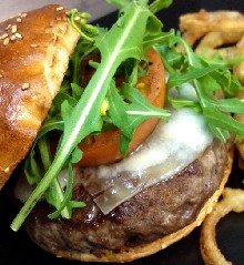 La hamburguesa de buey certificado es una de sus novedosas y suculentas propuestas.