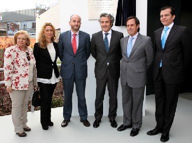 Fotografía (de izda a dcha.: Lucrecia García, Concejal Delegada del Distrito Centro, Elisabetta Braco, Concejal Delegada de Desarrollo Económico, Fomento del Empleo y Comercio, Ramón Cubián, Primer Teniente de Alcalde, portavoz del Gobierno y coordinador adjunto. Área de Desarrollo Urbano. Iñaki Ereño, consejero delegado de Sanitas, Ignacio García Vinuesa, Alcalde de Alcobendas, e Iñaki Peralta, director general de Sanitas Hospitales.