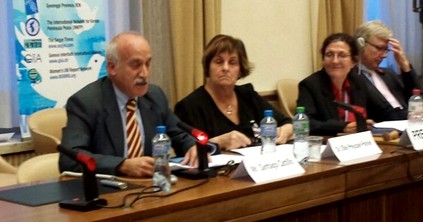 A la izquierda, el periodista Santiago Castillo, colaborador de ElMundoFinanciero.com, durante su intervención de la sede de Naciones Unidas en Ginebra.