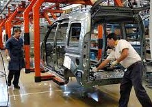 Sectores como el automóvil y la construcción se han visto seriamente asediados por la crisis durante los últimos seis años.