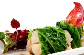 Bogavante y foie envuelto en berza con su pinza ligeramente ahumada (Restaurante Sandó).