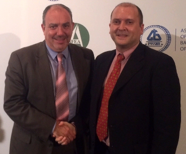 En la imagen, a la izquierda, José Luis Barceló, saludando a Eduardo Martín con motivo de su toma de posesión como Corresponsal en Barcelona.