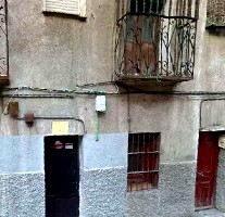 Las construcciones antiguas y la falta de mantenimiento están arruinando algunas propiedades que no se terminan de liquidar en el mercado.