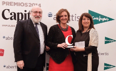 En la imagen, Almudena Hernández, Responsable de Compensación y Beneficios, en el centro, y Nuria Gómez, Directora de Formación y Desarrollo, fueron las personas encargadas de recoger el premio por parte de Cetelem.