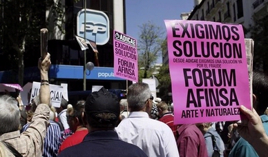 Cientos de afectados por los fraudes de Fórum, Afinsa y Arte y Naturaleza bloquean el Ministerio de Economía exigiendo la devolución de sus ahorros
