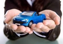 Fraccionar el pago del seguro del coche puede encarecer la prima más de 250 €