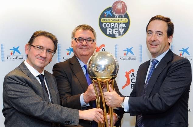Jaume Giró, Francisco Roca y Gonzalo Gortázar, con la Copa del Rey.