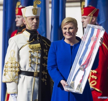 Kolinda Grabar-Kitarovic presta juramento como primera presidenta de Croacia