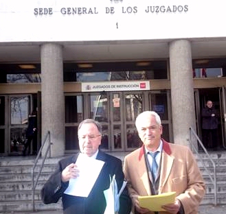 Miguel Bernad, secretario general de Manos Limpias, y Luis Pineda, presidente de Ausbanc Abogados, en los Juzgados, momentos antes de presentar la querella.