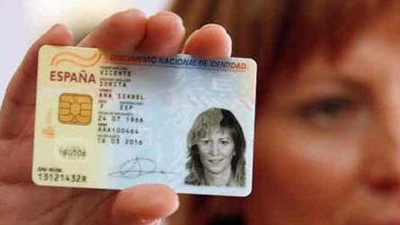 El nuevo DNI español con chip permite incorporar infinidad de datos personales, incluyendo radiografías, informes médicos y las veces que se sale o entra del territorio nacional.