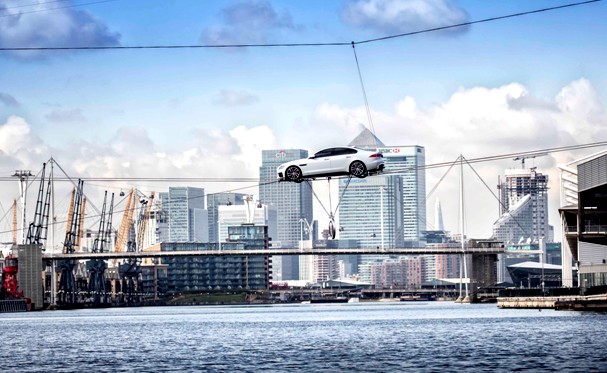 El nuevo Jaguar se presenta con una maniobra del “mas difícil todavía” sobre dos cables de acero