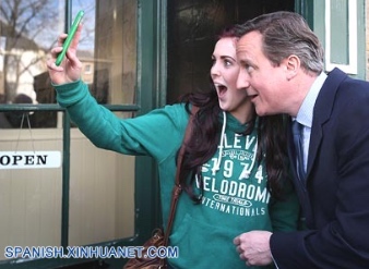 El primer ministro de Reino Unido, David Cameron,haciéndose un selfie con una seguidora.