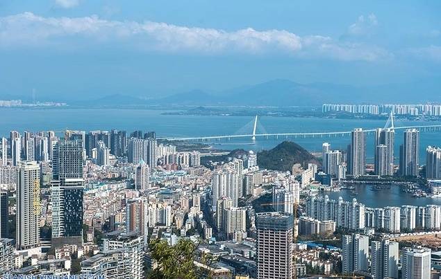 China pone en marcha tres nuevas zonas de libre comercio