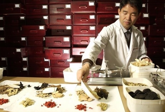 China intenta extender su medicina tradicional por el mundo