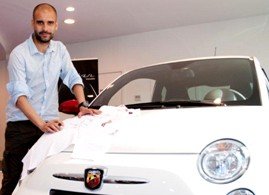 Pep Guardiola estrena su vida civil a bordo de un Fiat Abarth 500