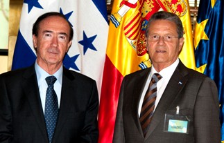 A la izquierda, el Presidente-Director General de la FNMT-RCM, don Jaime Sánchez Revenga, y a la derecha, el Embajador de Honduras en España, Excmo. Sr. don Norman García.