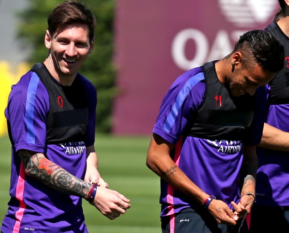 Messi y Neymar portando la contactless de CaixaBank durante un entrenamiento.
