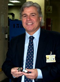 El Sr. Embajador muestra un juego de troqueles.